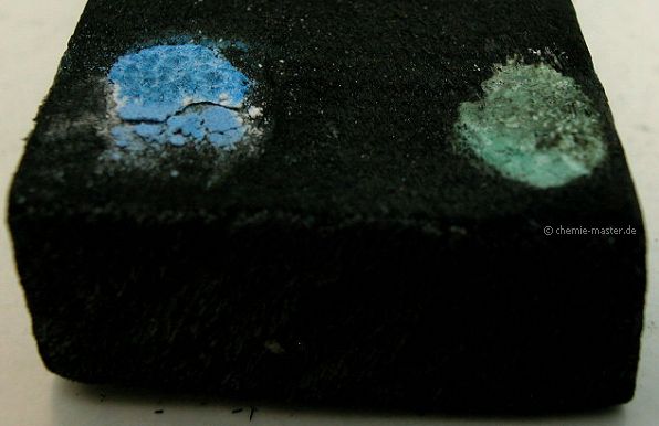 Th&eacute;nards Blau und Rinmanns Gr&uuml;n, erzeugt mit dem L&ouml;trohr auf Holzkohle