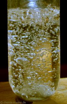 Zink reagiert mit Salzs&auml;ure. Die Gasbl&auml;schen bestehen aus Wasserstoff.