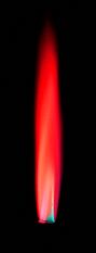 Durch Lithium rot gef&auml;rbte Flamme