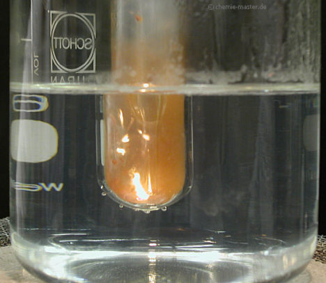 Wei&szlig;er Phosphor entz&uuml;ndet sich sogar unter Wasser.